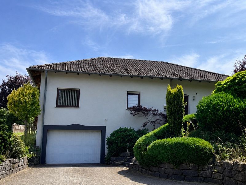 Gepflegtes Einfamilienhaus mit Kachelofen, Garage & Garten in der Eifel
